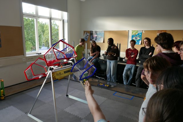 Schüler stehen um das neue Spielfeld herum