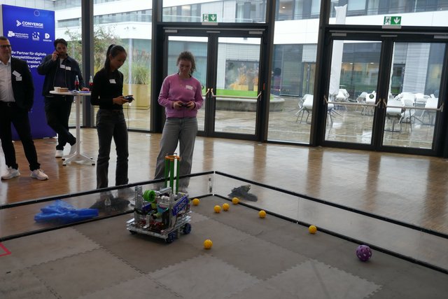 Team ILF bei der Präsentation ihres Roboters
