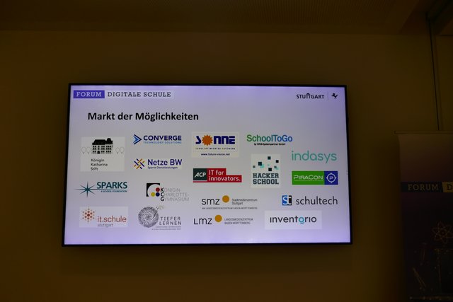 Teilnehmer am Markt der Möglichkeiten beim Forum Digitale Schule